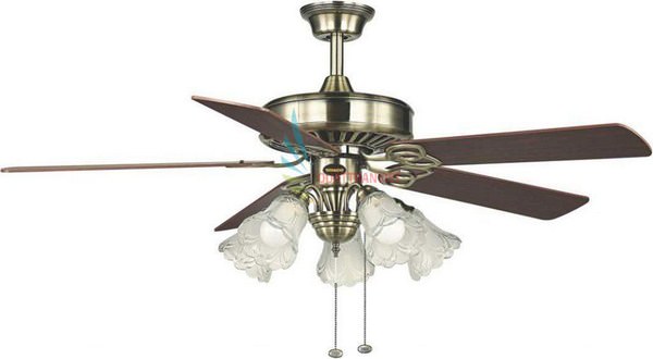 Quạt trần trang trí không kém phần cổ kính.