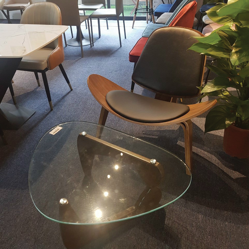 Ghế Shell kết hợp với bàn sofa mặt kính